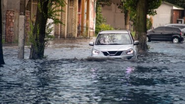 Las inundaciones de ciudades son cada vez más frecuentes por la escasa capacidad de filtración por el asfalto.
