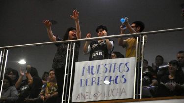 Empleados de la Legislatura de Neuquén se declararon en estado de alerta y movilización. Foto: Matías Subat