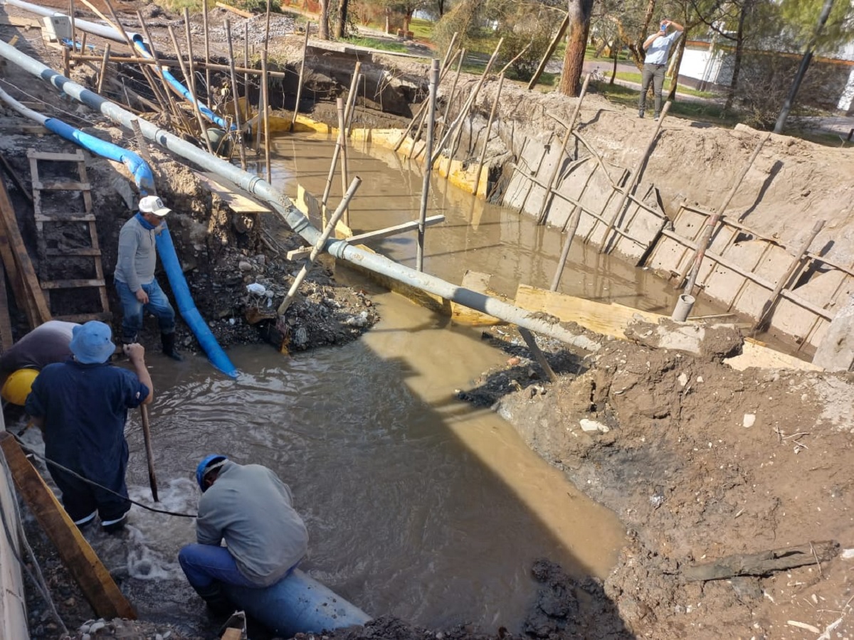 Tres barrios de Neuquén sin agua: otro acueducto roto por una empresa privada. Foto de archivo