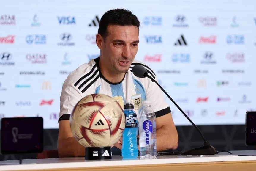Lionel Scaloni atesora la pelota con la que Montiel definió para consagrar a Argentina en Qatar.