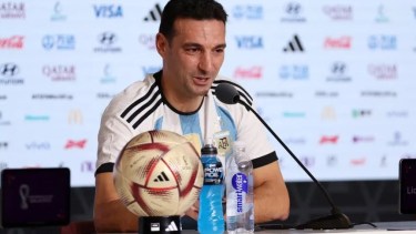 Lionel Scaloni atesora la pelota con la que Montiel definió para consagrar a Argentina en Qatar.