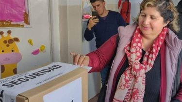 La candidata de la lista Azul, Marisa Antiñir, es la intendenta a cargo. Foto: FM Patagonia.