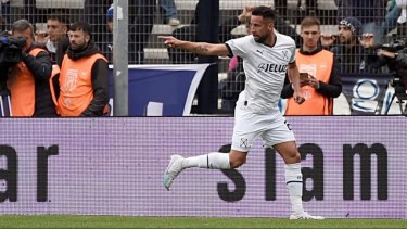 Mauricio Isla puso el 1-0 para Independiente.