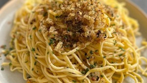 Tallarines al puro huevo y salsa con migas de pan