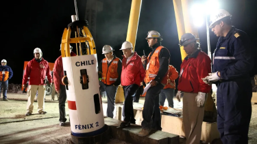 Así fue el rescate de uno de los mineros atrapados en la Mina San José en Chile, en octubre de 2010, a través de la cápsula Fénix. Foto Archivo.