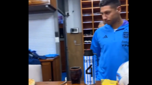 Video: Dibu Martínez se «burló» de Gonzalo Montiel y se hizo viral el momento