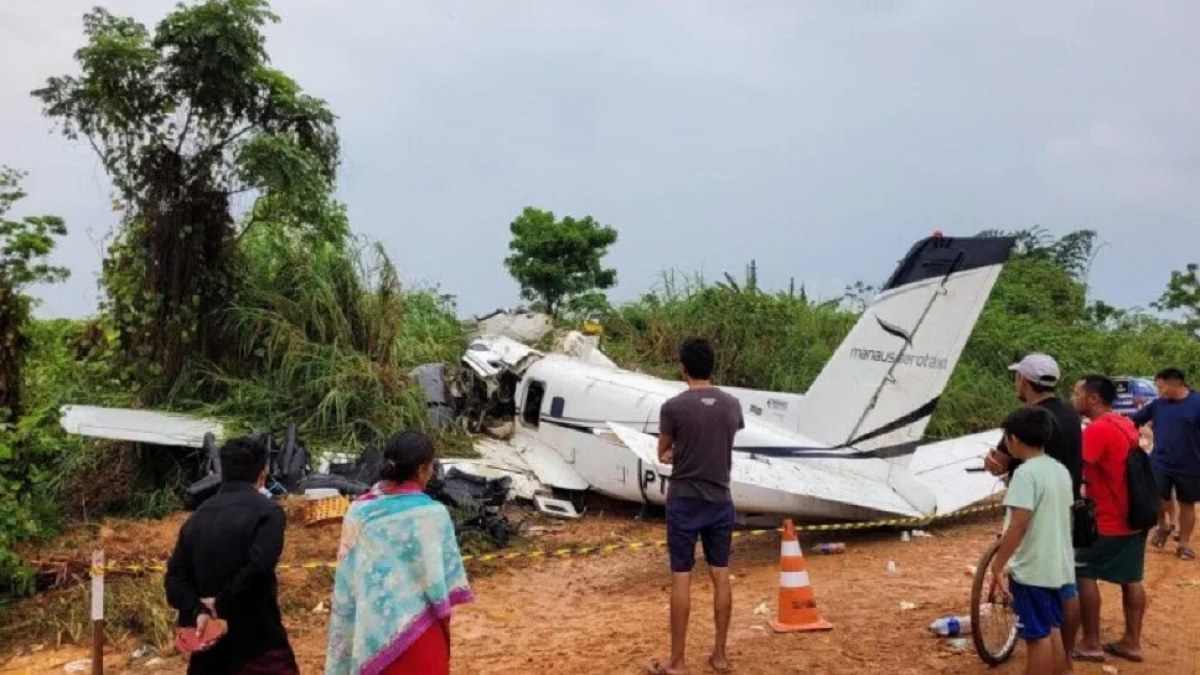 Equipos de rescate y autoridades trabajando en la escena del accidente aéreo en la selva del Amazonas de Brasil. Foto Gentileza.