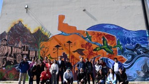Inauguran en la UNRN de Viedma un mural en celebración de los 40 años de Democracia
