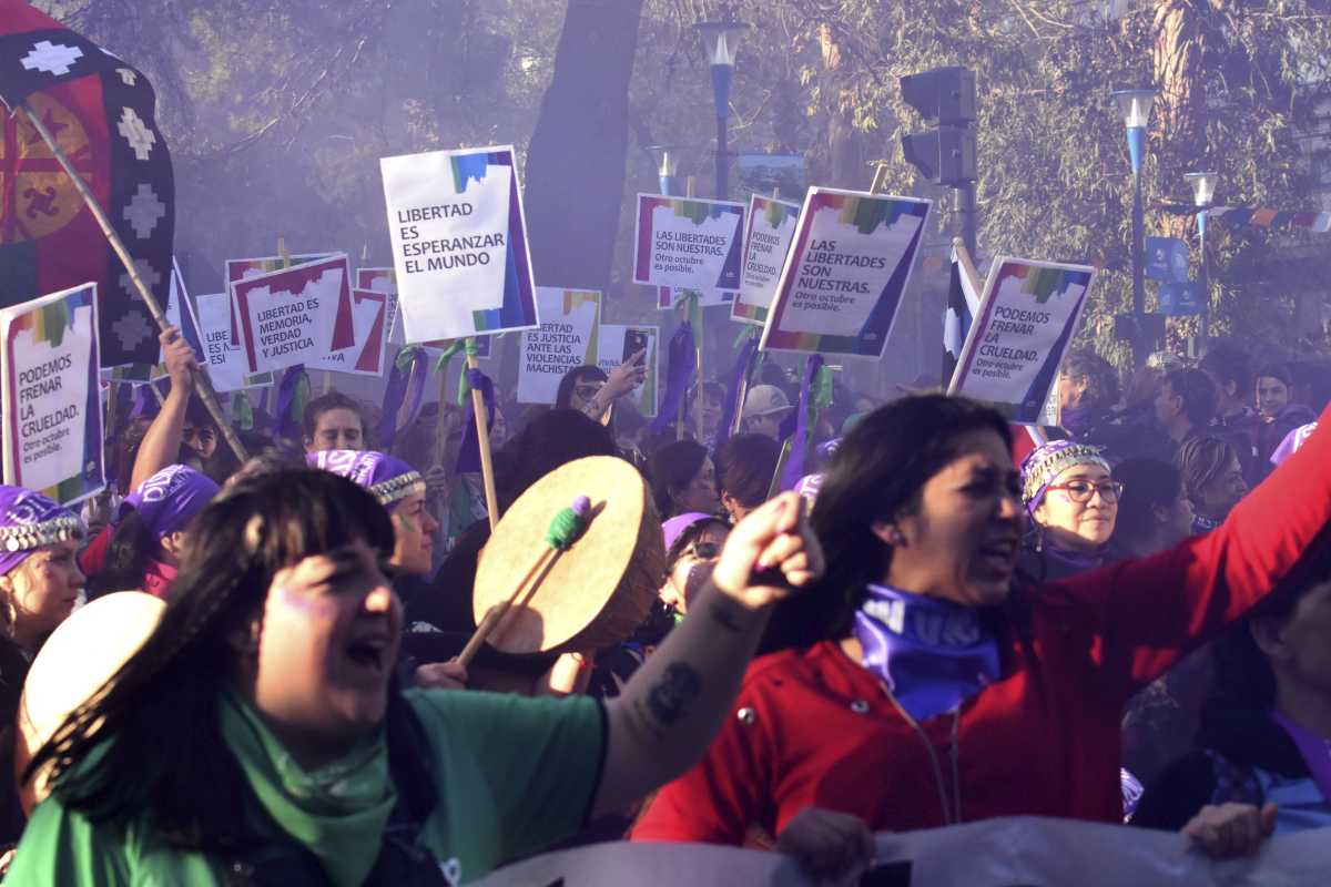 Colectivos feministas se movilizan en varias ciudades de Neuquén y Río Negro. Foto: Matías Subat. 