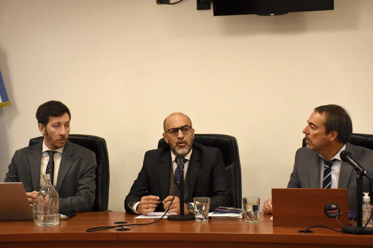 El tribunal que fijó la pena está integrado por Marco Lupica Cristo, Gustavo Ravizzoli y Raúl Aufranc. Foto Matías Subat.