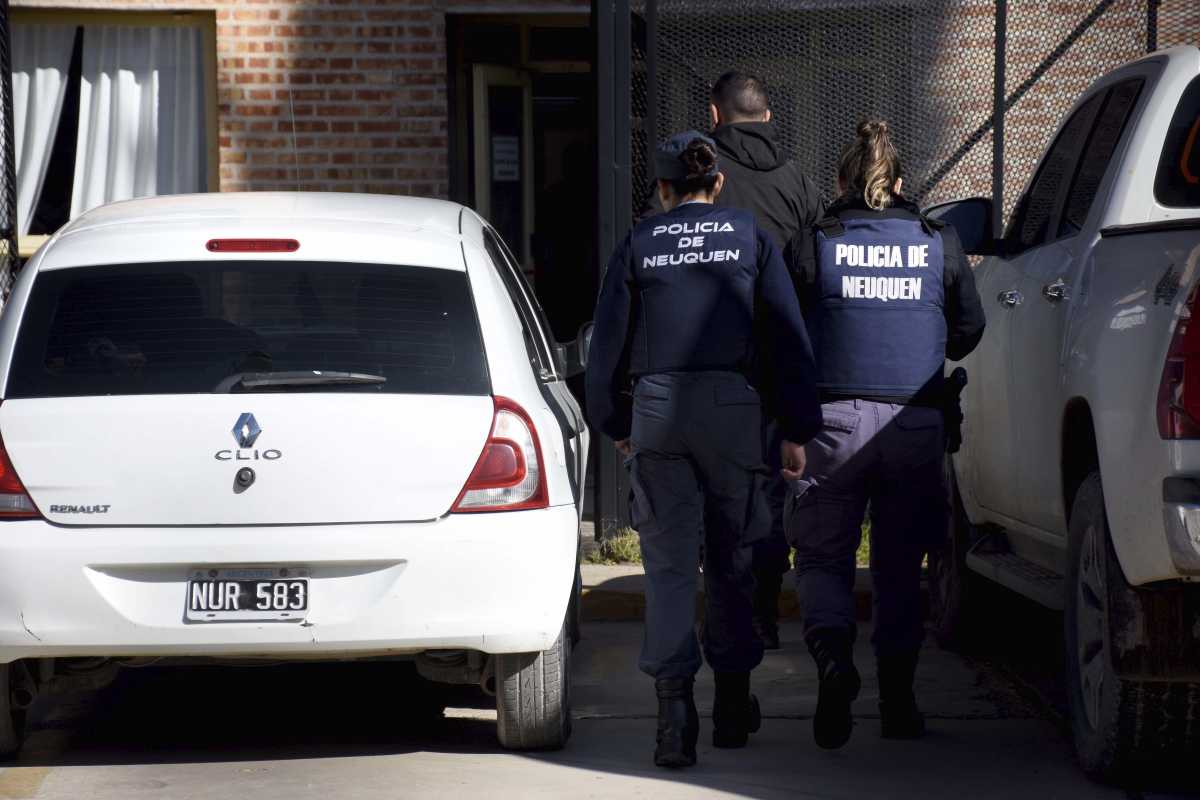 El allanamiento comenzó ayer a la mañana en la sede del ministerio en Planas y Anaya. (Matías Subat)
