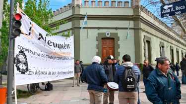 Los obreros concentraron en Casa de Gobierno de Neuquén. (foto: Florencia Salto)