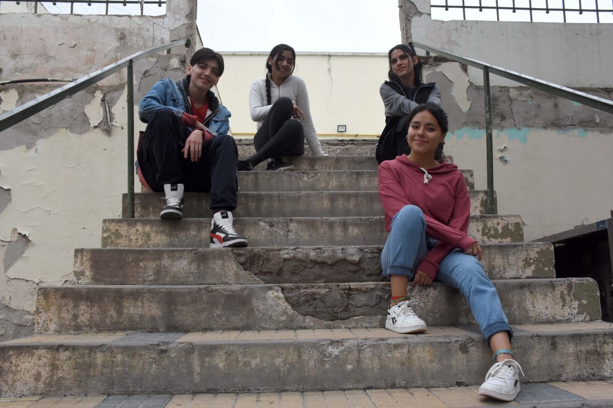 Enrique, Damaris, Ariadna y Brisa tienen entre 17 y 19 años y se formaron como amplificadores. Foto Matías Subat.