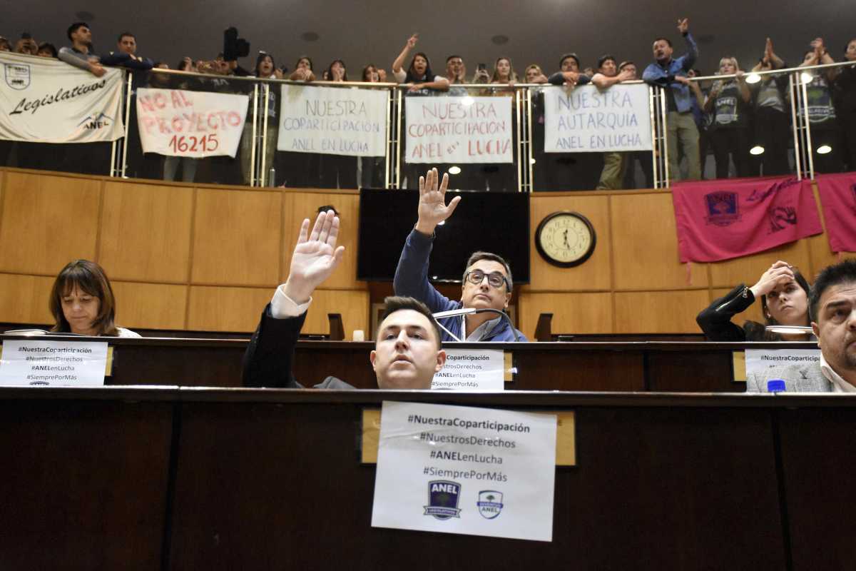 Los diputados sesionaron bajo un clima hostil, con la protesta de empleados legislativos. Foto: Matías Subat.