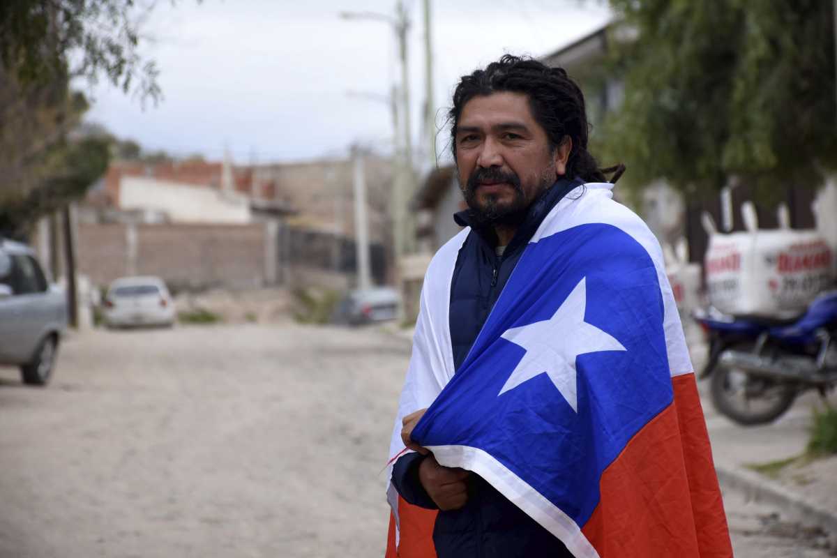 Gestado en dictadura y nacido en democracia: Luis Alvarado, un abanderado de Allende en Neuquén. Foto: Mati Subat