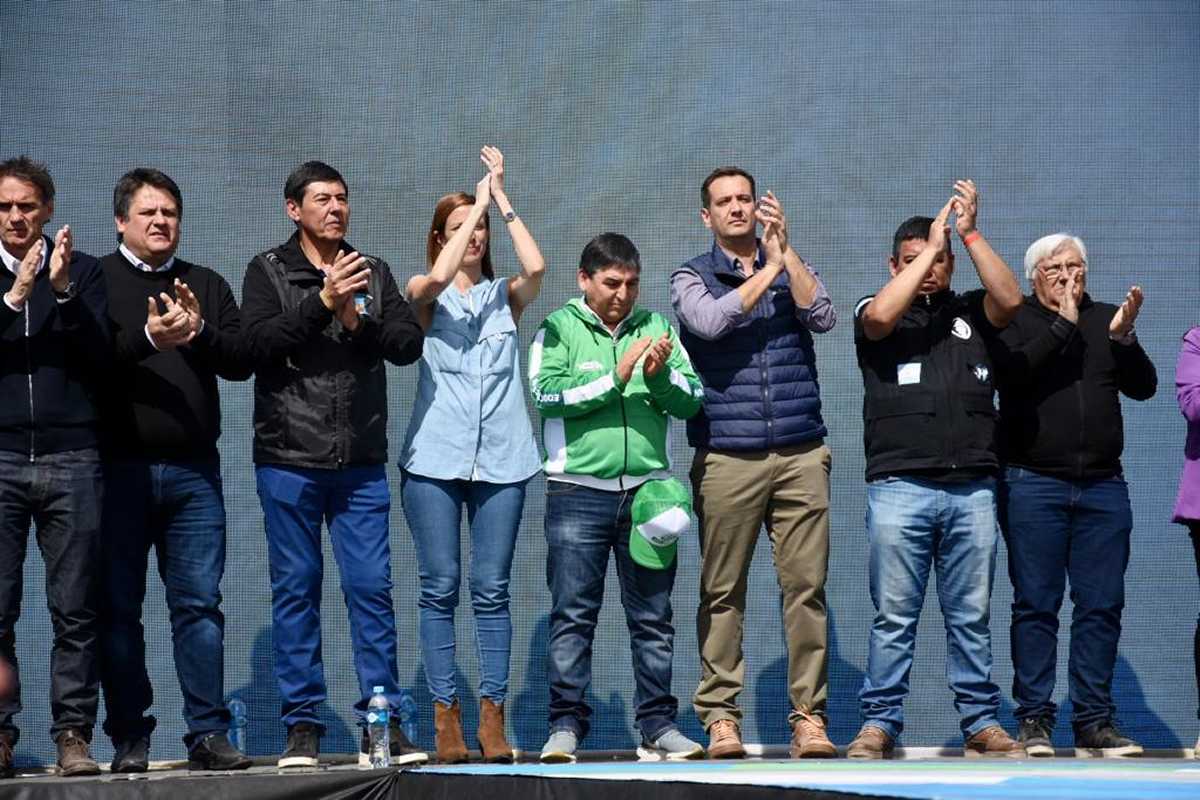 Gaido, Bertoldi, Castelli, los referentes políticos que subieron al escenario en Plottier. Foto: Matías Subat.
