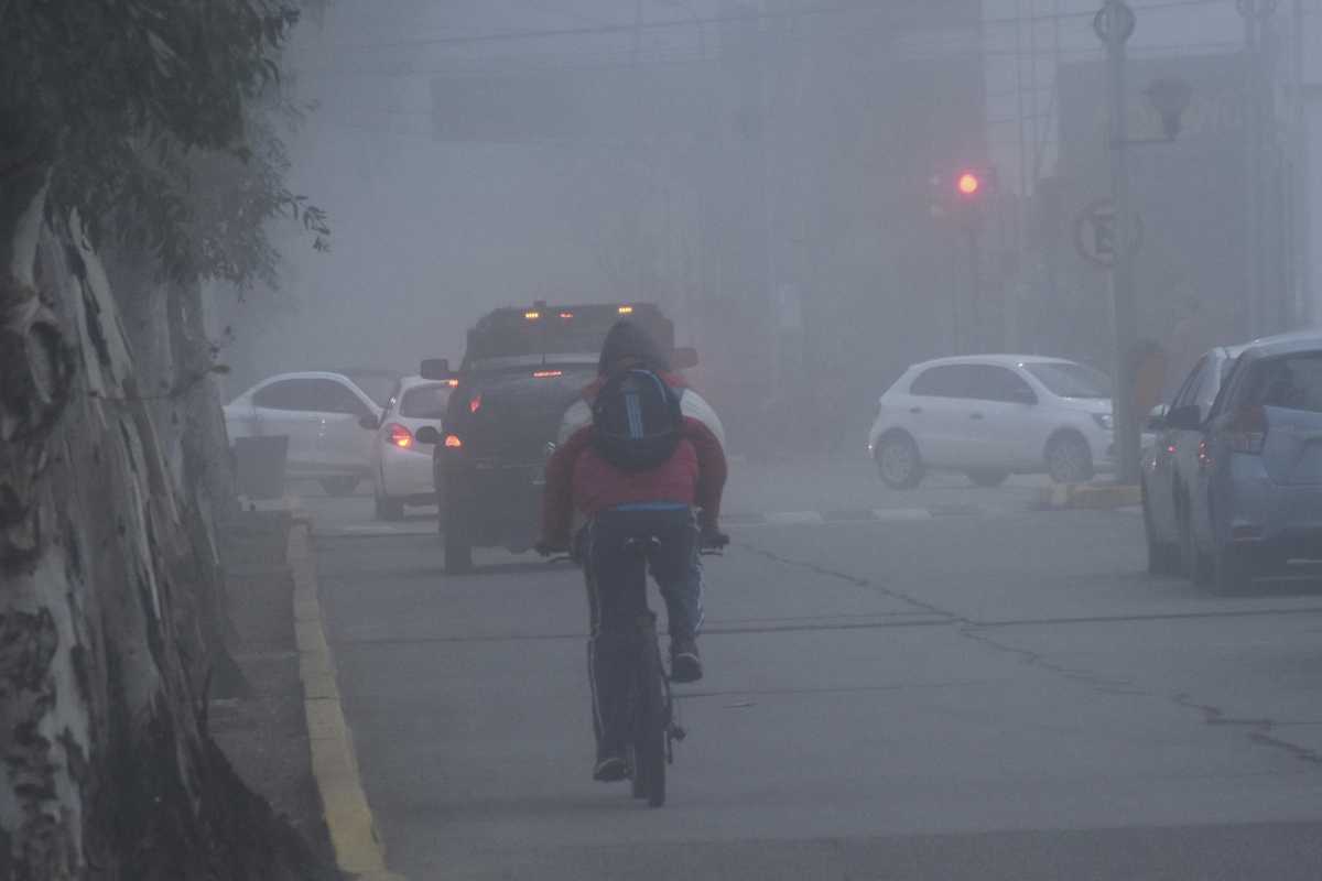 Este jueves, Neuquén amaneció cubierto de niebla. (Foto Matías Subat)