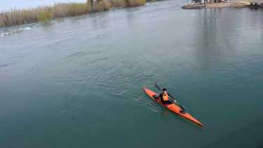El terreno se encuentra frente a la Isla 132, recostada sobre el río Limay, donde está el Paseo de la Costa. Foto Matías Subat.