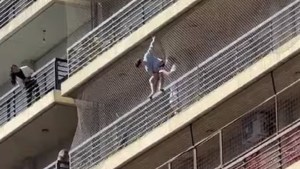 Video: dramático rescate de un niño de 12 colgado de un balcón en Rosario