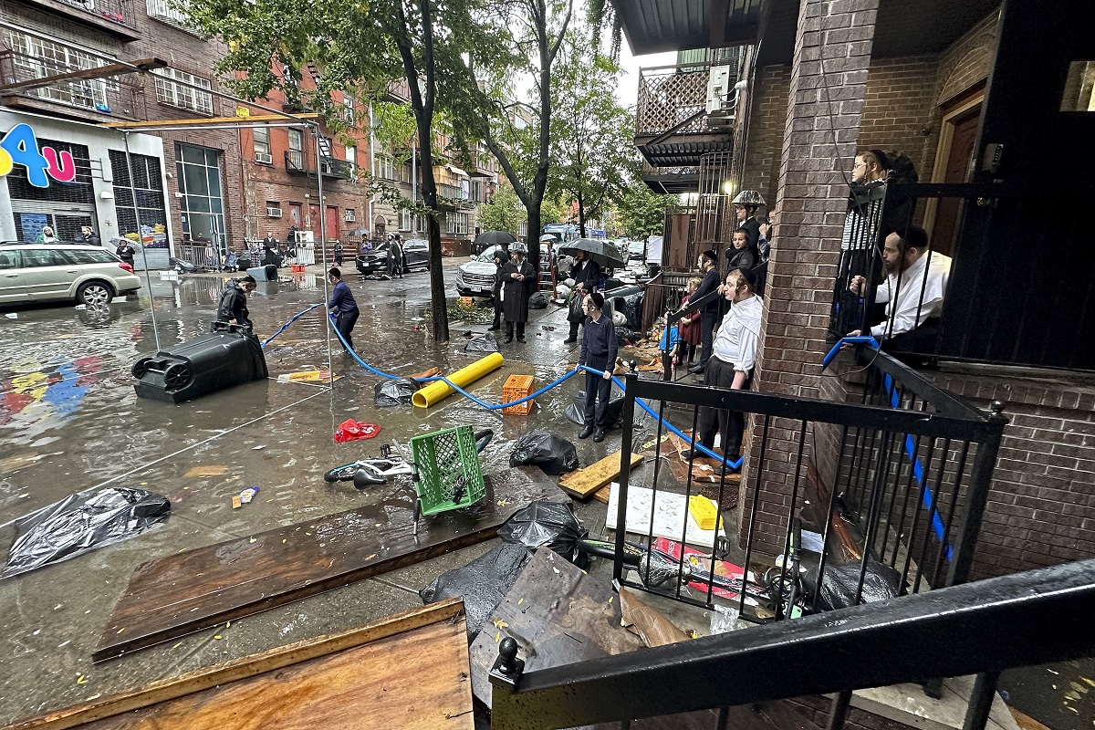 Familias afectadas por la lluvia en Nueva York. 