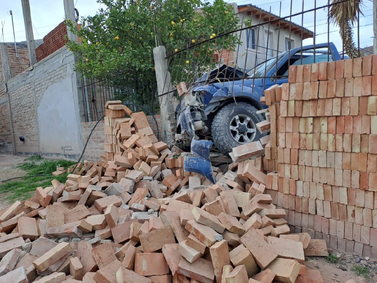En el patio de una casa, así terminó una camioneta en el oeste de ...
