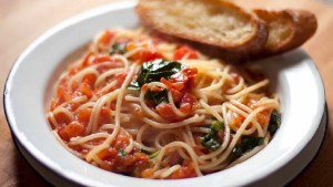 Spaghetti con salsa rápida de tomates frescos por Ximena Saenz