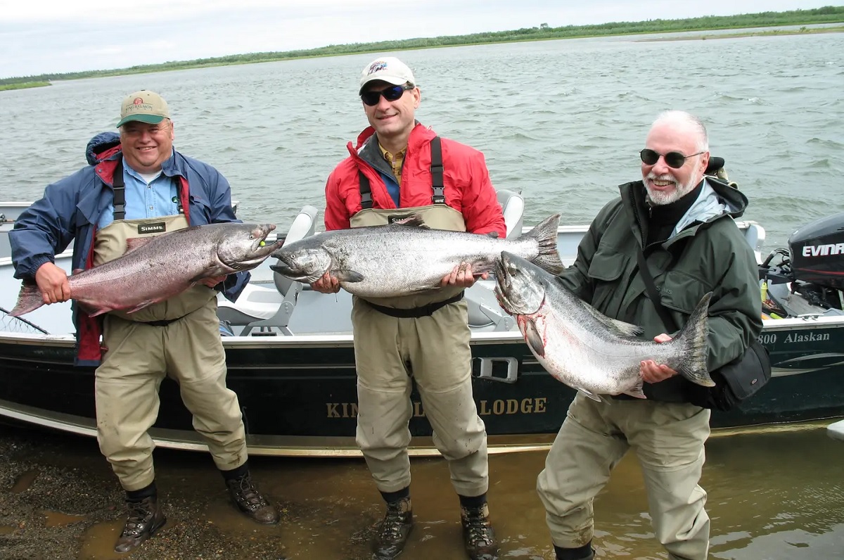 El juez Samul Alito (al medio) junto con Paul Singer (a la derecha, sin gorra) en el cuestionado viaje de pesca a Alaska. Foto: Pro Publica. 