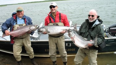 El juez Samul Alito (al medio) junto con Paul Singer (a la derecha, sin gorra) en el cuestionado viaje de pesca a Alaska. Foto: Pro Publica. 