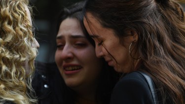 Familiares del playero golpeado emocionados tras la condena al agresor. (Foto Télam)