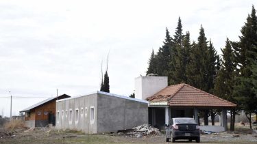 Un quincho reformado y una construcción de Corfone conforman lo que debería funcionar como la casa integral para víctimas de violencia de género de Plottier. (Foto Matías Subat)