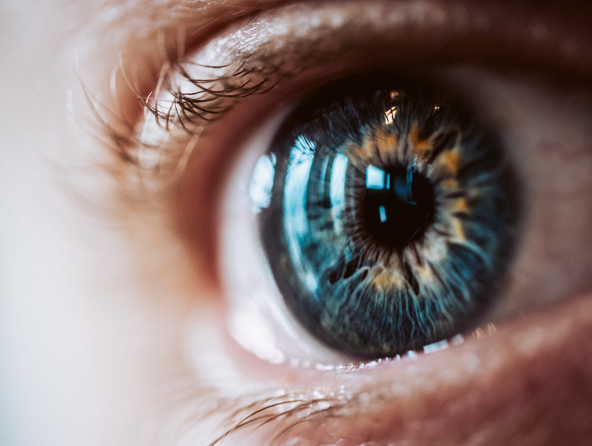 Un primer plano extremo de un ojo humano agrandado con hermosos colores. 