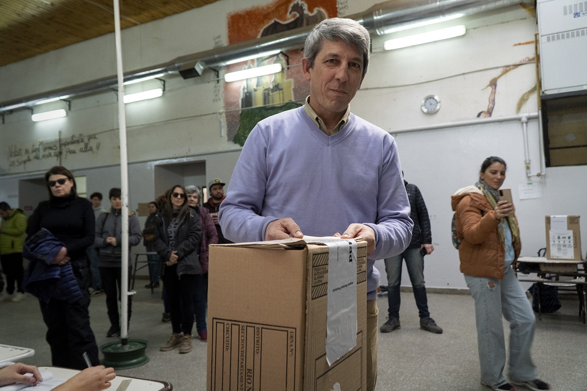 Ramón Chiocconi votó al mediodía en la escuela rionegrina 2. Foto: Marcelo Martínez