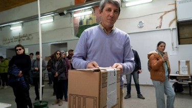 Ramón Chiocconi votó al mediodía en la escuela rionegrina 2. Foto: Marcelo Martínez