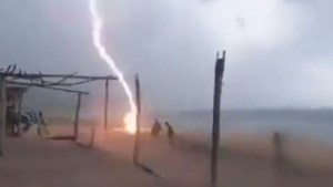 Video: un rayo mató a dos personas que estaban en una playa de México