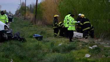 Efectivos de  la policía y de bomberos también participaron del operativo realizado a metros de la Ruta 22. foto: Alejandro Carnevale.