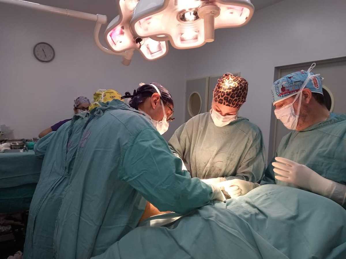 Natali Grippo, Alejandro Vona y Guillermo Aubone levaron adelante la cirugía en Roca. Foto: gentileza