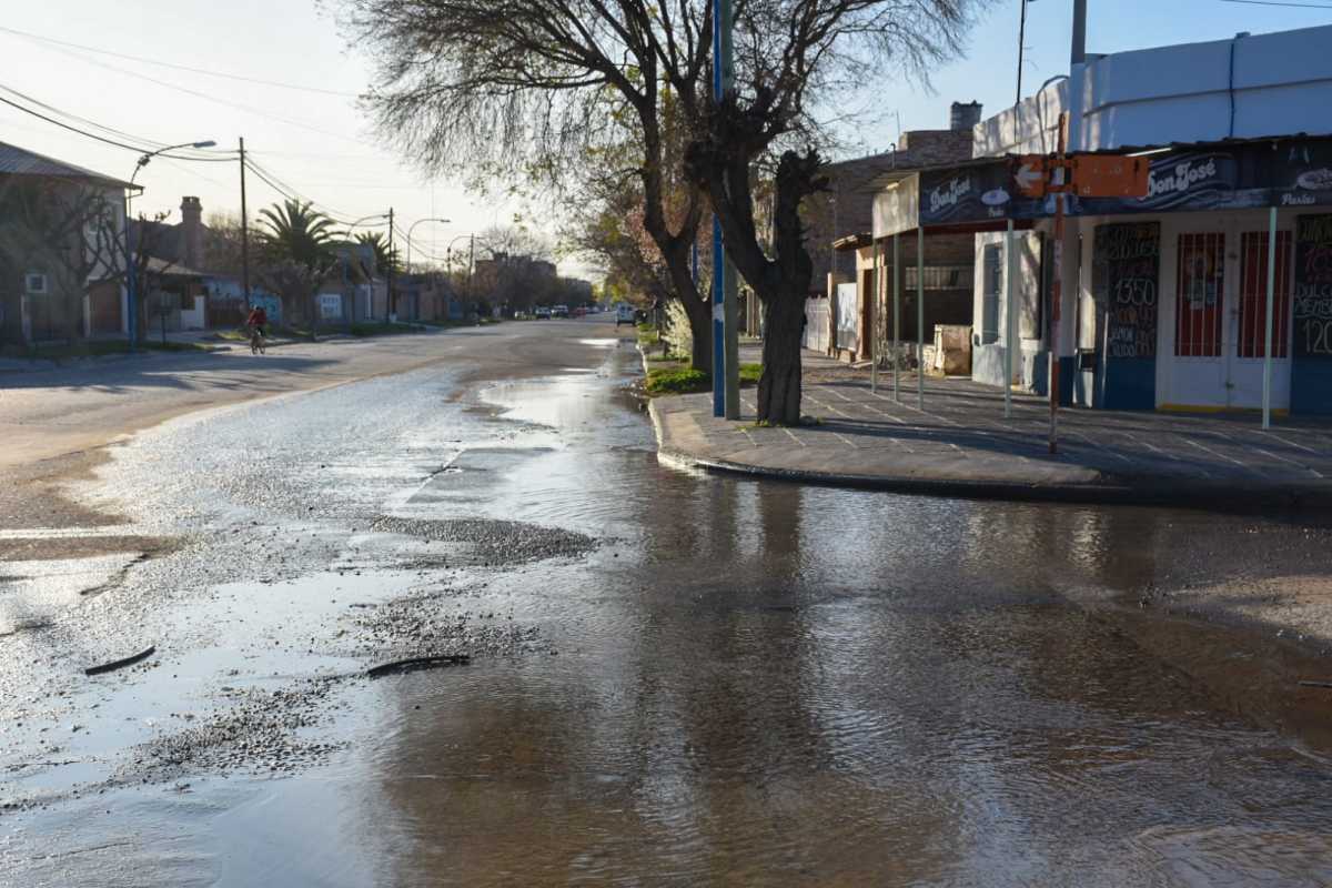 Según los vecinos, el agua comenzó a correr con fuerza esta madrugada. foto: Juan Thomes.