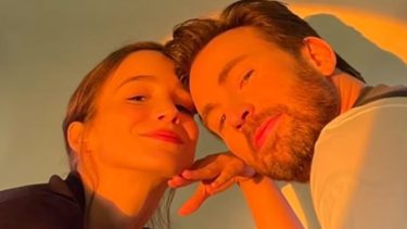 El actor Chris Evans se habría casado en secreto con Alba Baptista.