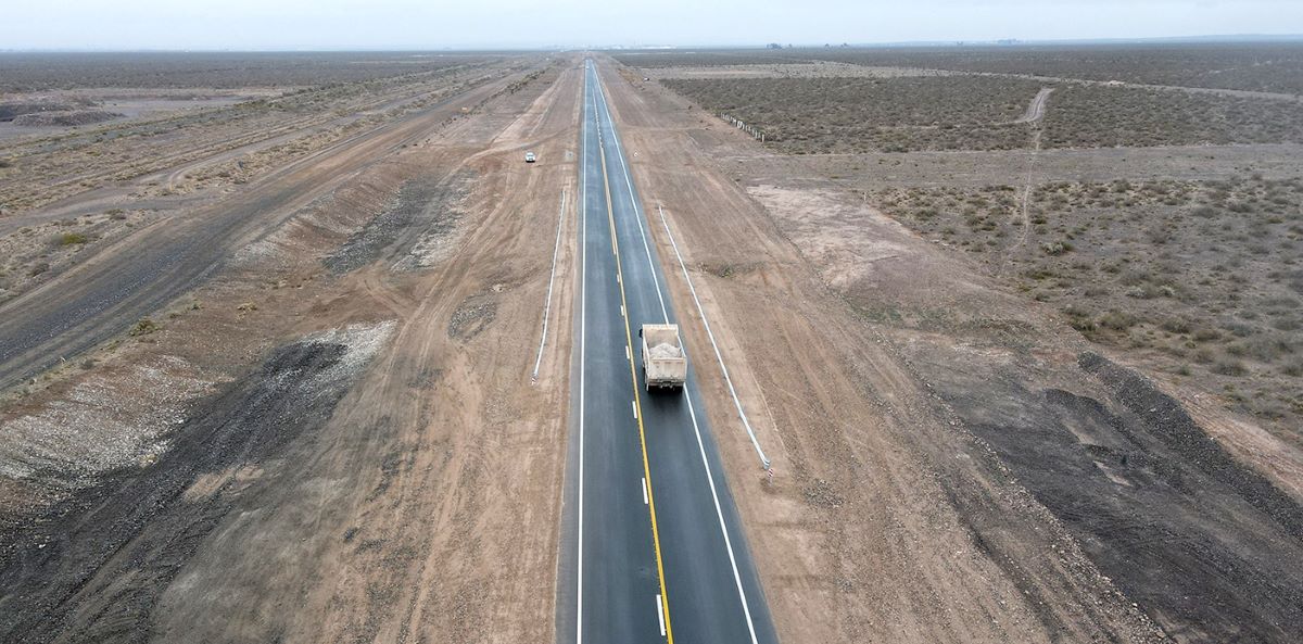 La obra de asfalto de la Ruta 67, se extiende a lo largo de 19 kilómetros. Es fundamental para la conexión con Vaca Muerta. Foto: Gentileza Gobierno de Neuquén