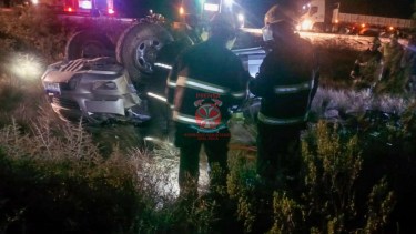Venían de Paraguay a Centenario y volcaron en la Ruta 6: hay cuatro personas lesionadas