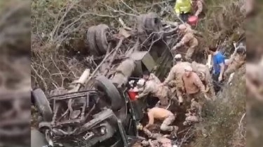 Cuatro personas fallecieron tras la caída del transporte por un barranco. foto: gentileza.