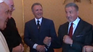 Video: el divertido intercambio entre el papa y Sylvester Stallone: «¿Listo para boxear?»