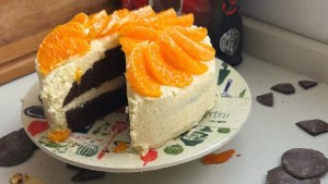Tentate con este cake de chocolate amargo con frosting de mandarina