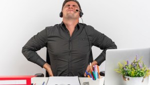 Ni de pie ni sentados: lo mejor al trabajar es intercalar estas posiciones con movimientos