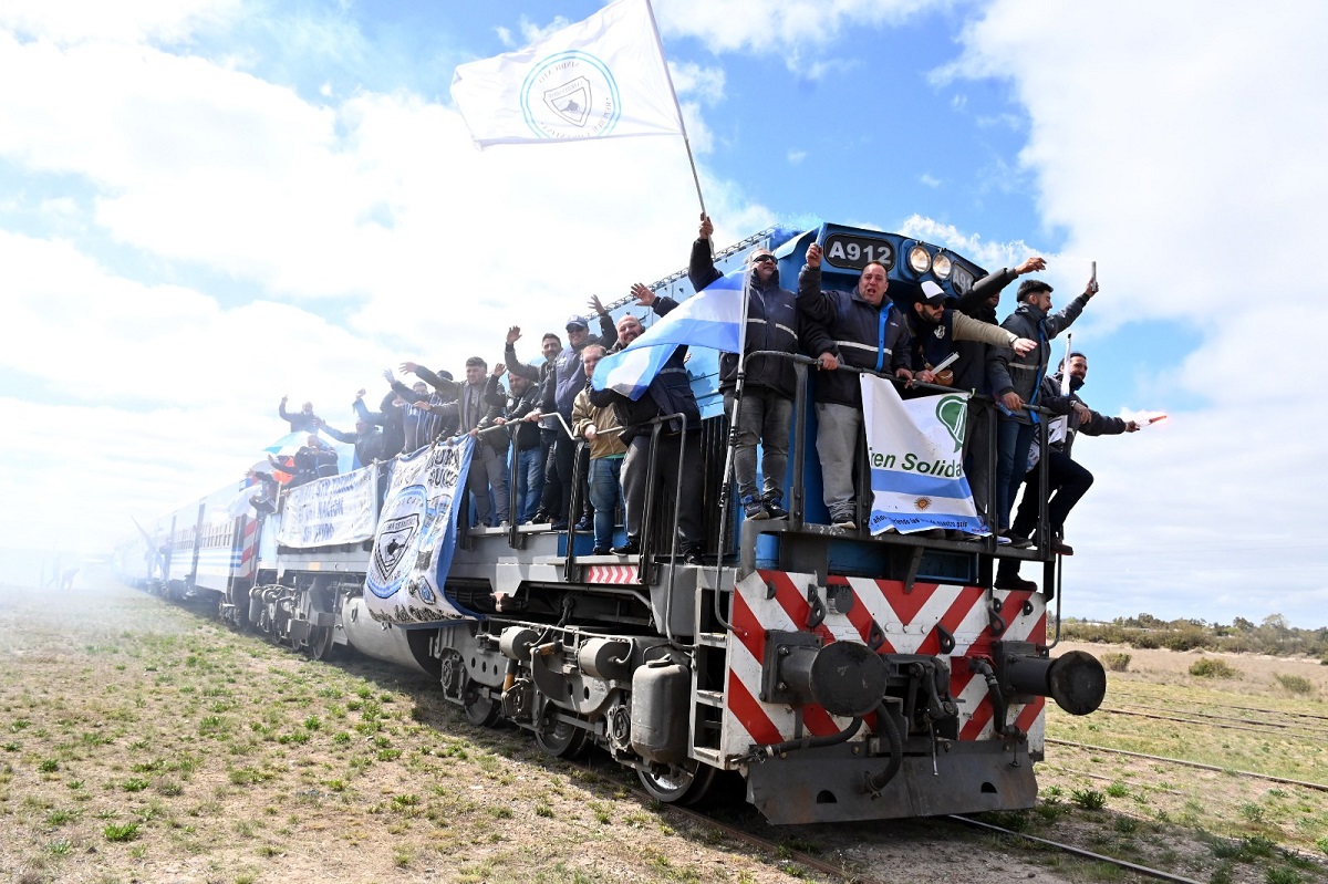 El tren con 160 pasajeros y más de 8.000 kilos de carga en el ingreso a la estación de la capital provincial. Foto: Marcelo Ochoa.