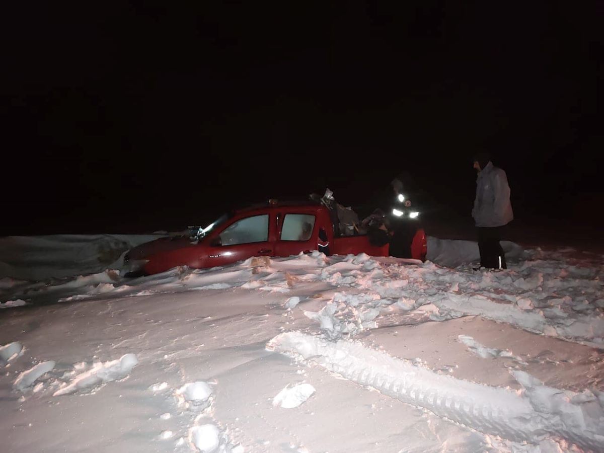 La nieve acumulada era de más de un metro en el sector donde quedó varada la camioneta. Foto: Gentileza Facebook Bomberos Voluntarios Villa Pehuenia - Moquehue