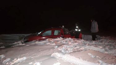 La nieve acumulada era de más de un metro en el sector donde quedó varada la camioneta. Foto: Gentileza Facebook Bomberos Voluntarios Villa Pehuenia - Moquehue