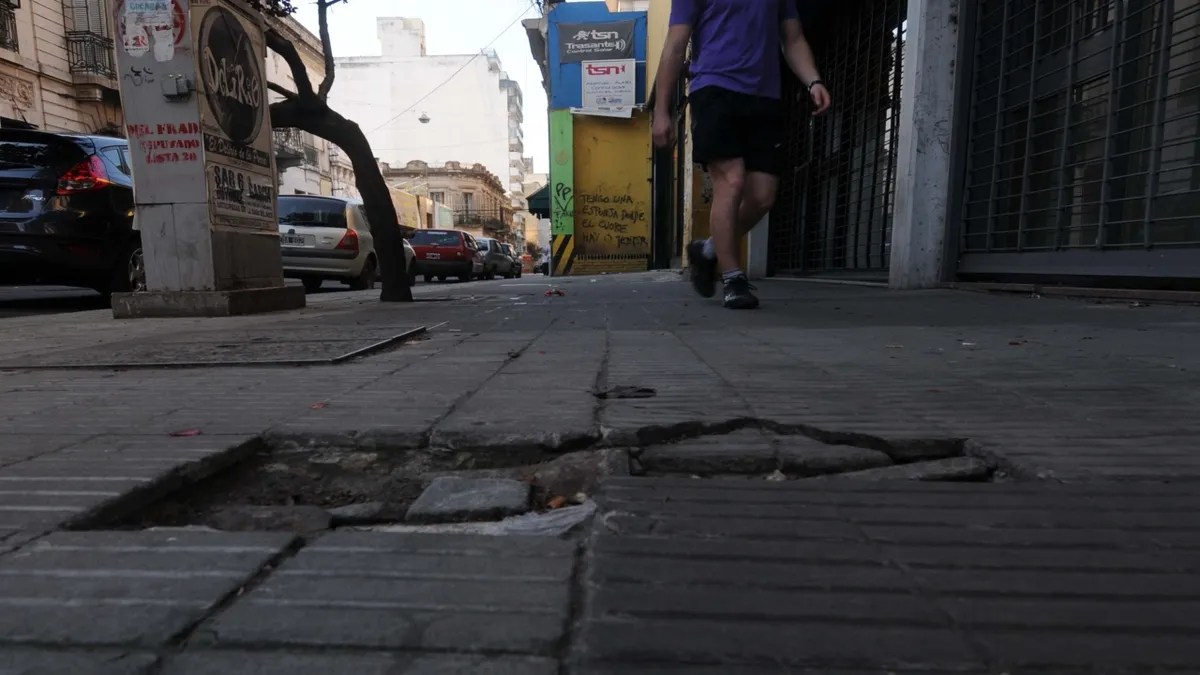 Una jubilada murió tras tropezar con un pozo en Recoleta.