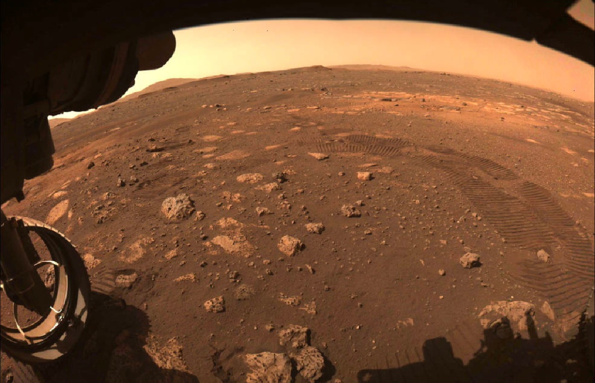 Esta imagen fue captada mientras la NASA conducía por Marte por primera vez el 4 de marzo de 2021 Crédito: NASA.
