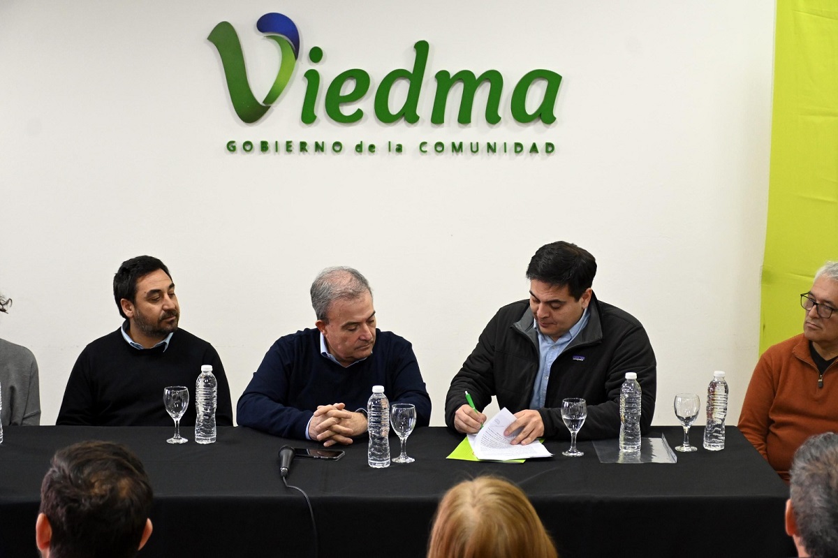 El intendente Pedro Pesatti y el ministro Diego Canestraci firmaron el convenio respectivo. Foto: Marcelo Ochoa.